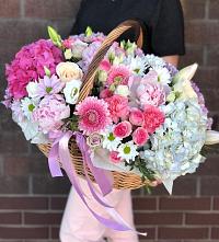 Цветочная композиция из Розы, Хризантемы, Пионы и Лизиантусы в корзине в Гусевский