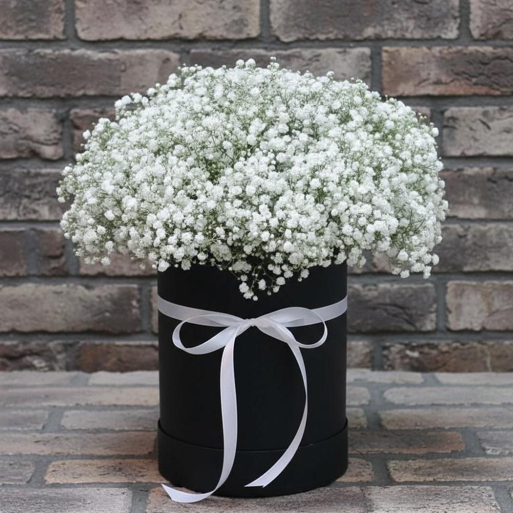 Цветочная композиция из Гипсофила в шляпной коробке в Гусевский