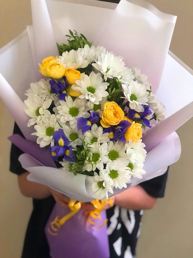Букет цветов из: Ирисы, Хризантемы и Розы в Гусевский