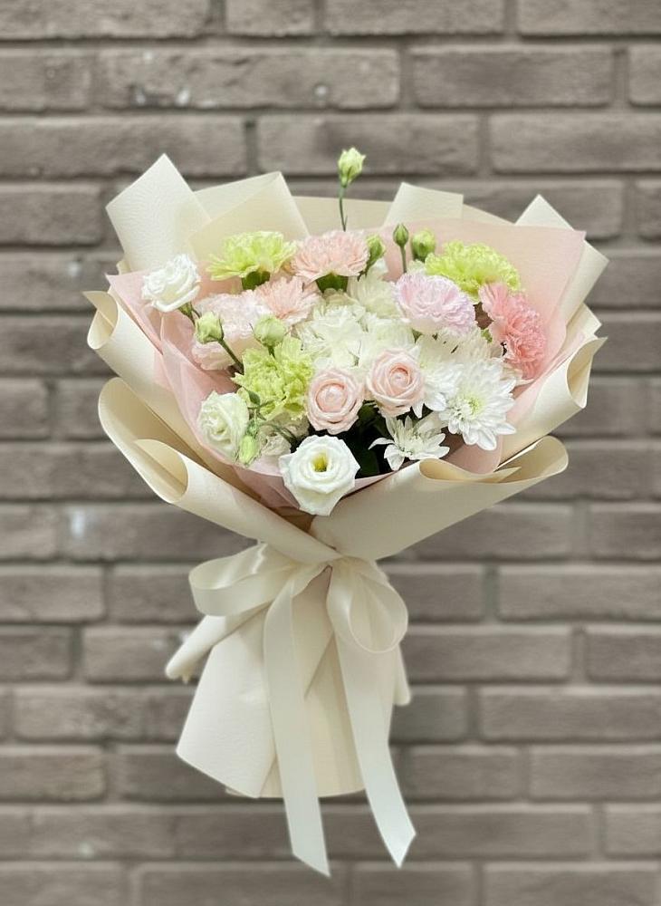 Букет цветов из: Гвоздики, Розы, Лизиантусы и Хризантемы в Гусевский