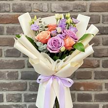 Букет цветов из:  Лизиантусы и Розы в Гусевский