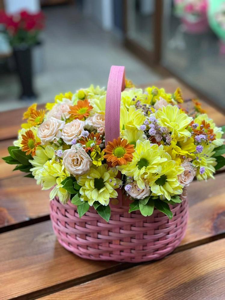 Цветочная композиция из Хризантемы и Розы в корзине в Гусевский