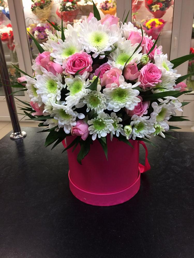 Цветочная композиция из Розы и Хризантемы в шляпной коробке в Гусевский