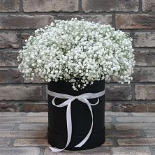 Цветочная композиция из Гипсофила в шляпной коробке в Гусевский