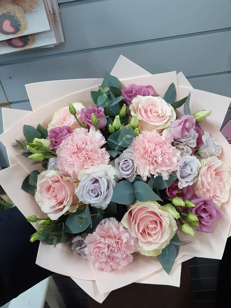 Букет цветов из: Розы, Гвоздики и Лизиантусы в Гусевский