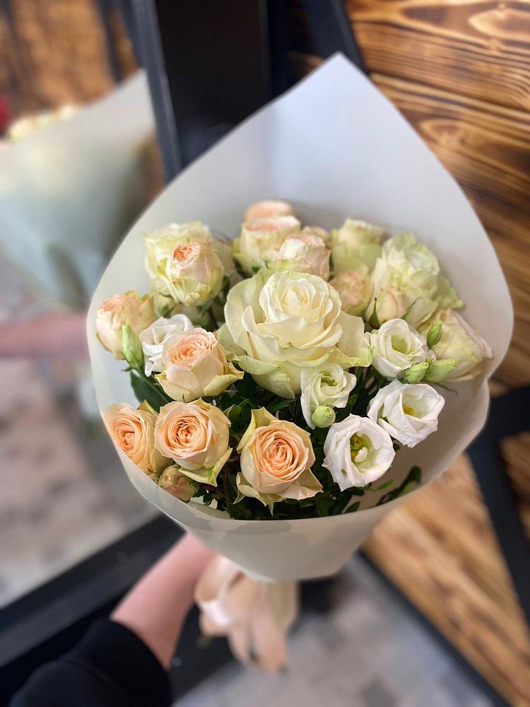 Букет цветов из: Розы и Лизиантусы в Гусевский